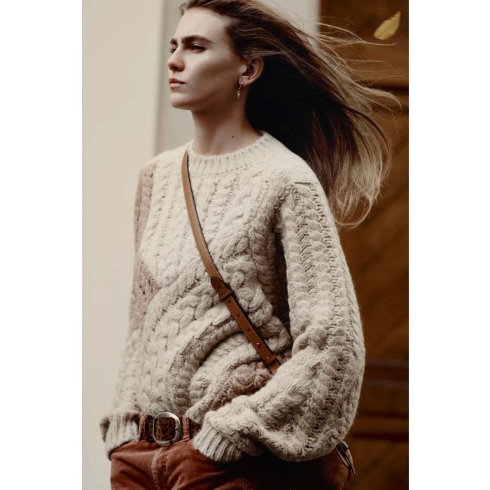 Pull Daryl Isabel Marant Etoile en patchwork torsadé. Porté de profil avec un jean slim en velours côtelé. 