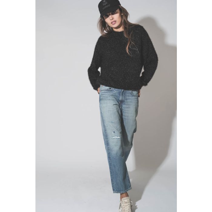 Pull en maille noir brillante Sayers Isabel Marant Etoile. Porté avec un jean Boyfriend bleu ciel déchiré.