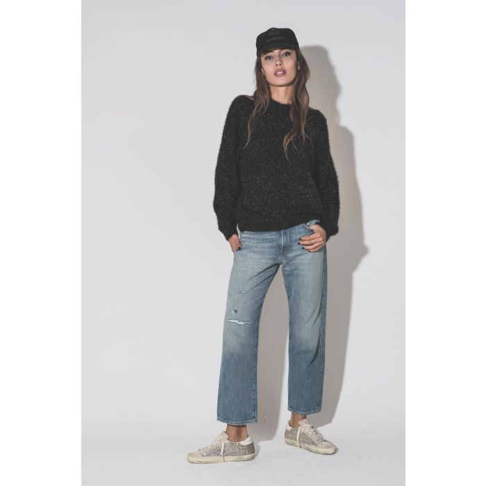 Pull en maille noir brillante Sayers Isabel Marant Etoile. Porté avec une casquette en toile noir à logo.