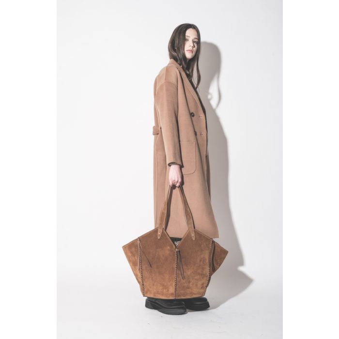 Sac Cabas Tampa Isabel Marant en cuir suédé cognac, porté à la main.