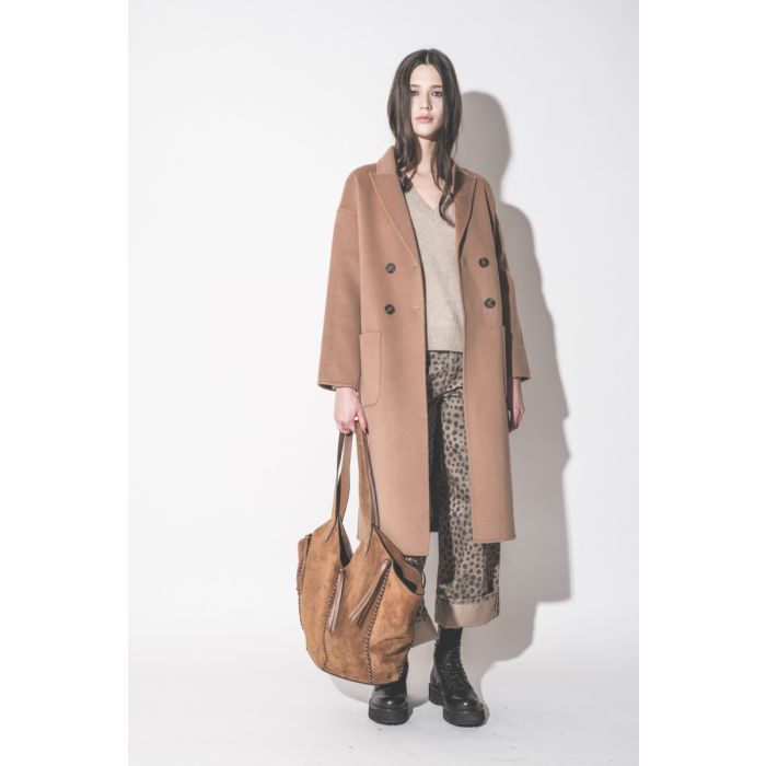Sac cabas Tampa Isabel Marant en cuir suédé cognac, porté de face à la main.