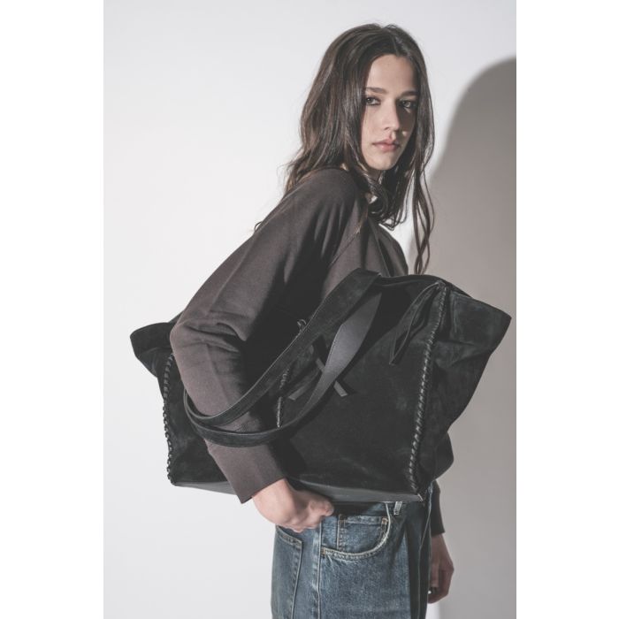 Sac Cabas Tampa Isabel Marant en cuir suédé noir, porté sous le bras.