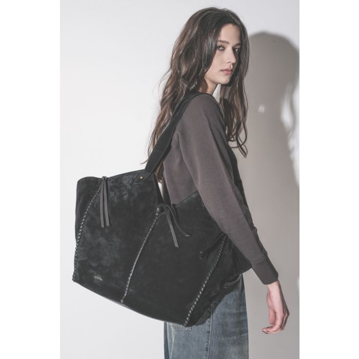 Sac Cabas Tampa Isabel Marant en cuir suédé noir, porté à l'épaule.