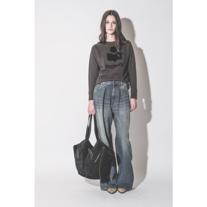 Sac Cabas Tampa Isabel Marant en cuir suédé noir, porté de face à la main.