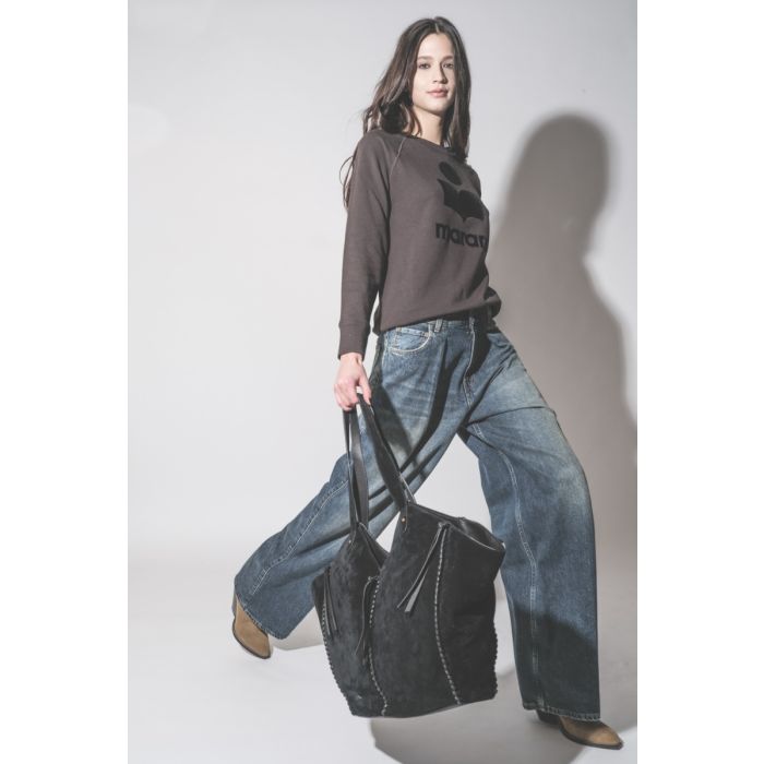 Sac Cabas Tampa Isabel Marant en cuir suédé noir, porté avec un jean large Haikure. 