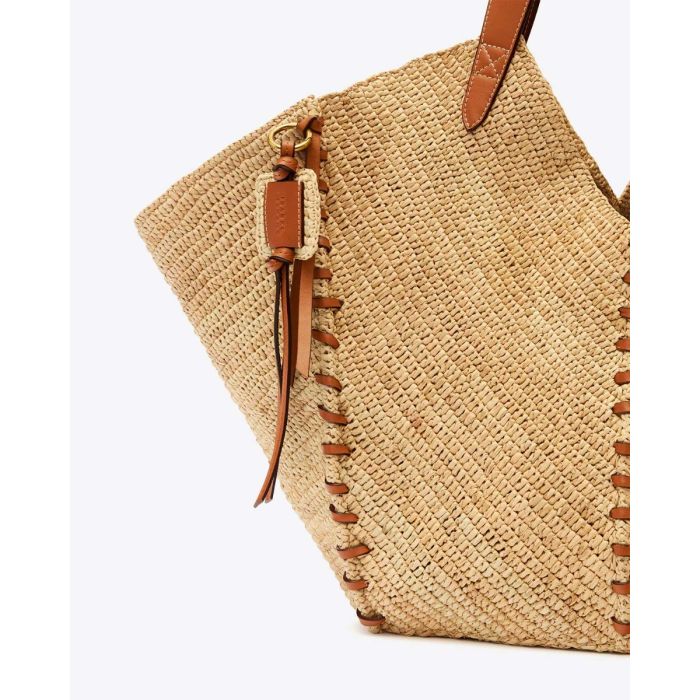 Panier en osier Tampa Isabel Marant en raphia naturel et cuir cognac. Détail de la matière et du bijou de sac.