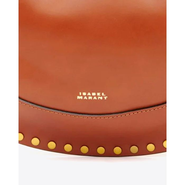 Sac Naoko Isabel Marant en cuir lisse cognac. Détail du logo « Isabel Marant » et des clous dorés.