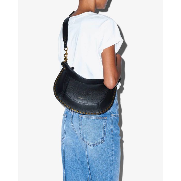 Sac Naoko Isabel Marant en cuir grainé noir, porté croisé avec la bandoulière réglable. 