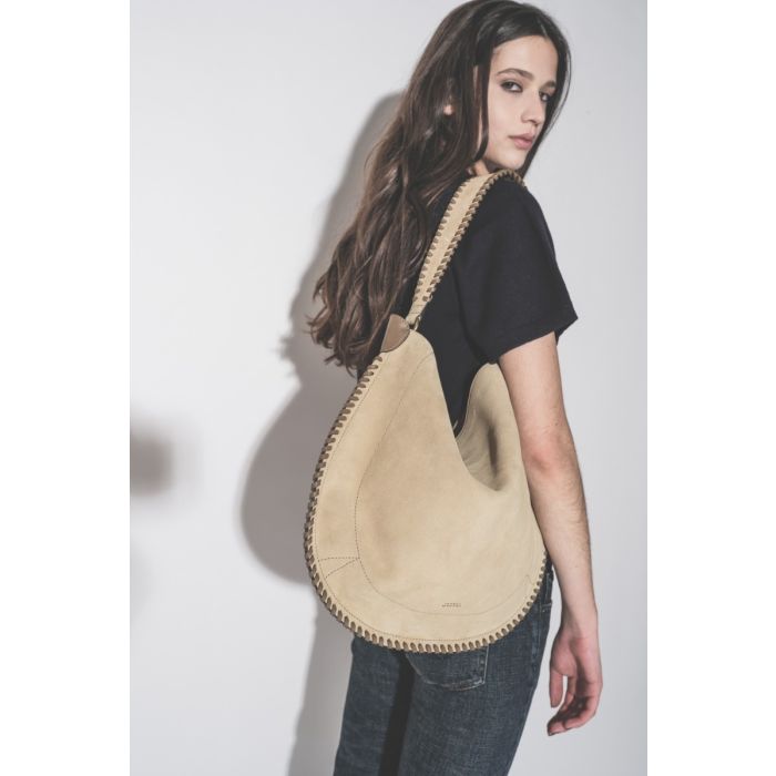 Sac Oskan Hobo Soft Isabel Marant en cuir suédé sable tréssé, porté à l'épaule.