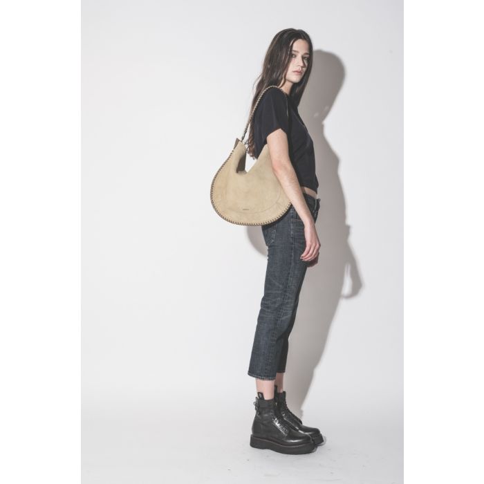 Sac Oskan Hobo Soft Isabel Marant en cuir suédé sable tréssé, porté à l’épaule de profil.