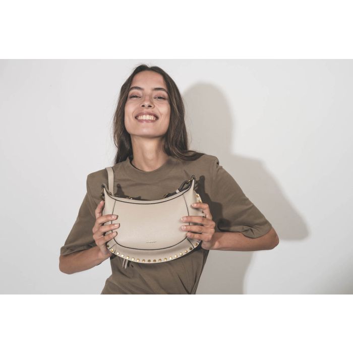 Mini sac en cuir écru clouté finition métal doré Oskan Moon Isabel Marant. Porté main. 