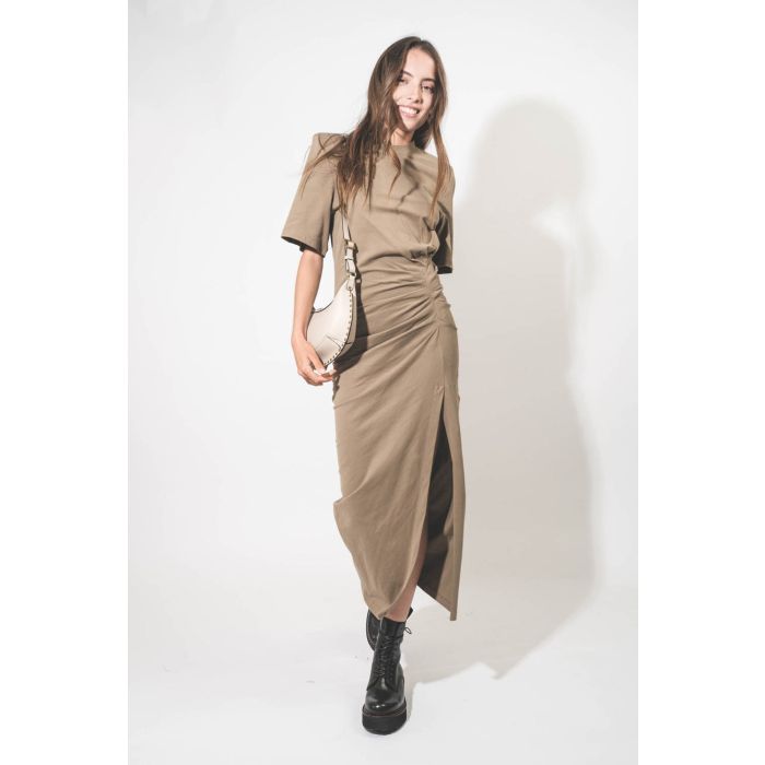Mini sac en cuir écru clouté finition métal doré Oskan Moon Isabel Marant. porté épaule.