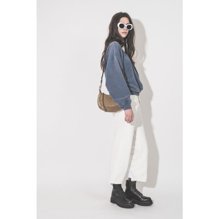 Sac Oskan Moon Isabel Marant en cuir suédé taupe clous argent, porté avec la bandoulière longue, à l'épaule de profil.