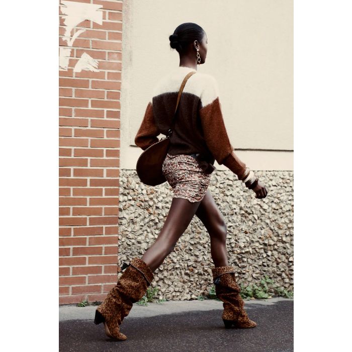 Sac Oskan Soft Zip Isabel Marant en cuir suédé cognac. Porté en bandoulière croisé. 