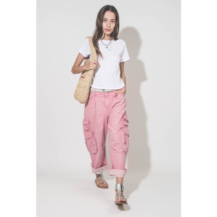 Sac en raphia naturel logo Isabel Marant brodé rose et rouge Praia Isabel Marant. Porté à l'épaule avec un tee-shirt blanc Little blanc The Great, un jean multi-poches rose Cargo rose R13, une ceinture en cuir blanc Isabel Marant et des sandales en cuir a