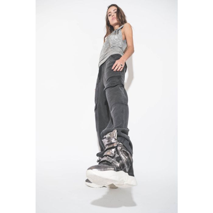 Sneakers compensées fermeture scratch en cuir lamé argent Balskee Isabel Marant. Porté avec un bas de jogging. 
