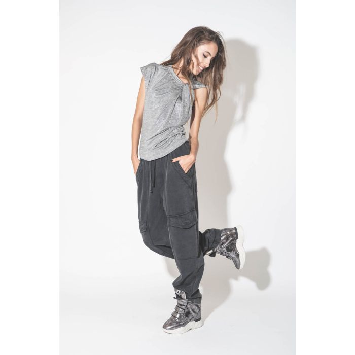 Sneakers compensées fermeture scratch en cuir lamé argent Balskee Isabel Marant. Porté avec un jogging baggy.