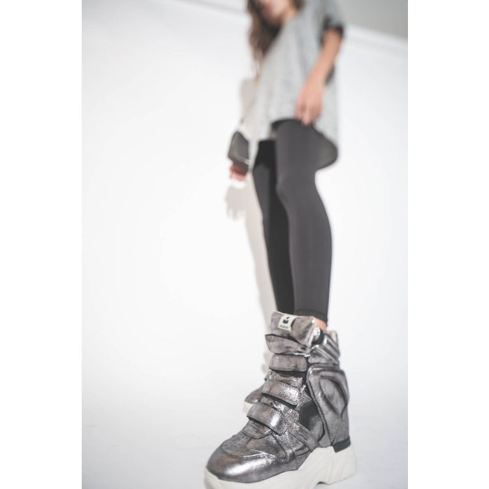 Sneakers compensées fermeture scratch en cuir lamé argent Balskee Isabel Marant. Porté avec un legging noir.