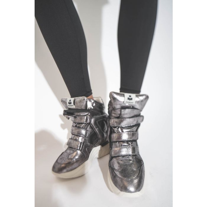 Sneakers compensées fermeture scratch en cuir lamé argent Balskee Isabel Marant. Détail de la fermeture avec des velcros. 