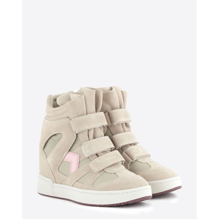 Sneakers compensées à scratch IM3 Isabel Marant en cuir suédé beige, bande en cuir rose. Vue de face.