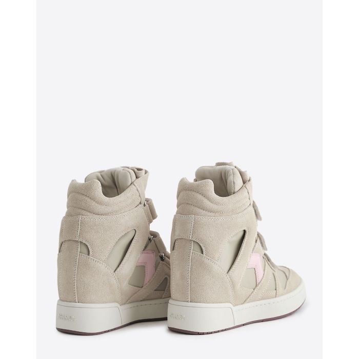 Sneakers compensées à scratch IM3 Isabel Marant en cuir suédé beige, bande en cuir rose. Vue de dos.
