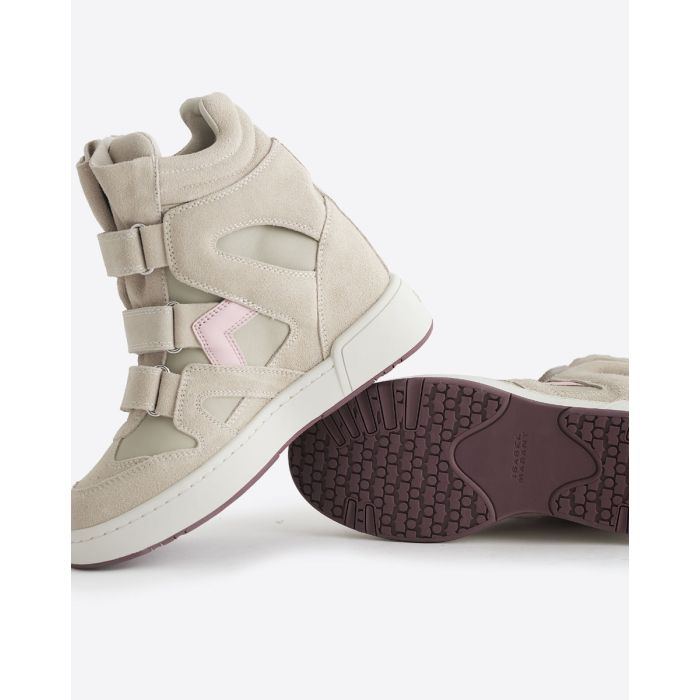 Sneakers compensées à scratch IM3 Isabel Marant en cuir suédé beige, bande en cuir rose. Détails des semelles.