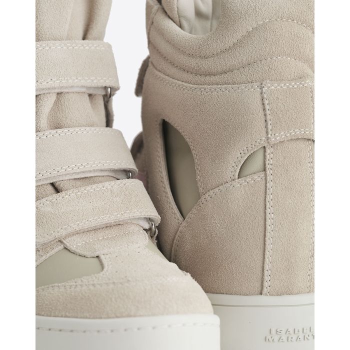 Sneakers compensées à scratch IM3 Isabel Marant en cuir suédé beige, bande en cuir rose. Détail du cuir suédé.