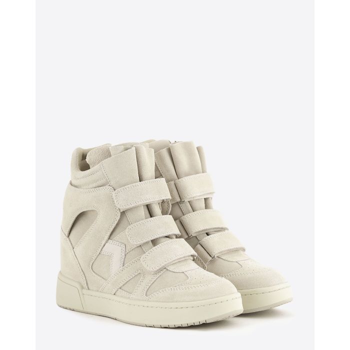 Baskets montantes Isabel Marant IM3 à semelles compensées en cuir suédé écru. Vue de face.