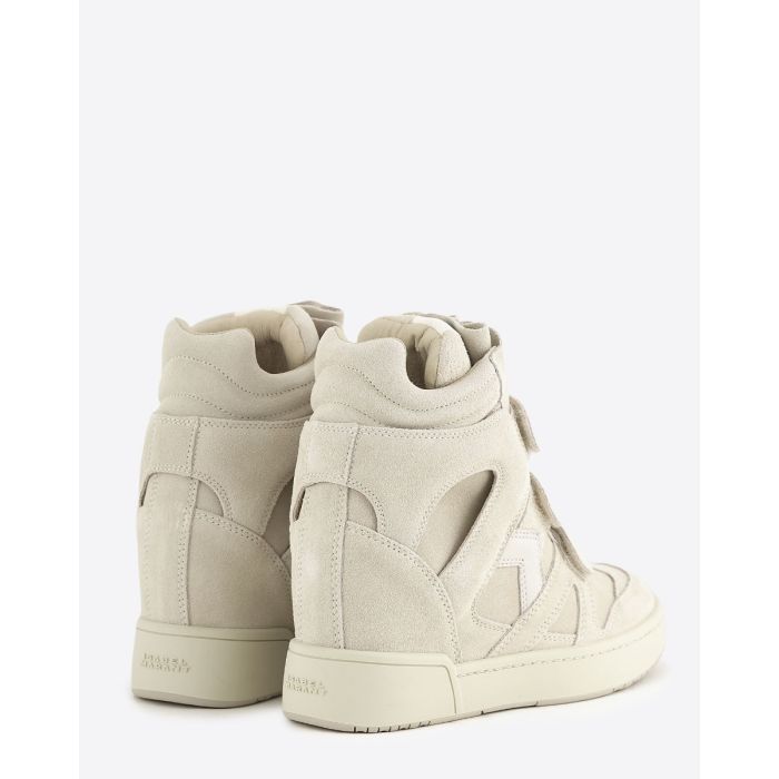 Baskets montantes Isabel Marant IM3 à semelles compensées en cuir suédé écru. Vue de dos.