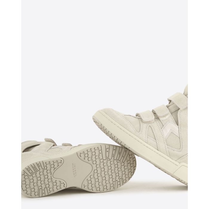 Baskets montantes Isabel Marant IM3 à semelles compensées en cuir suédé écru. Détail des dessous de semelles.