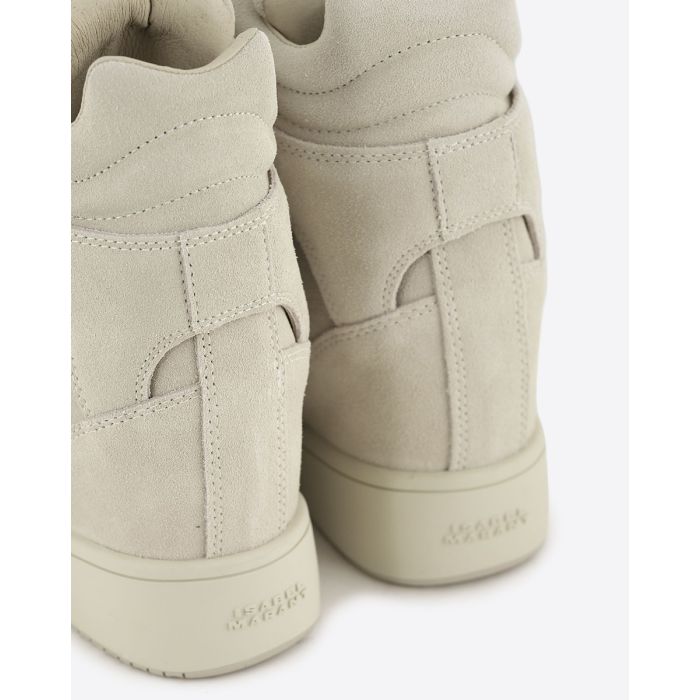 Baskets montantes Isabel Marant IM3 à semelles compensées en cuir suédé écru. Détail dos.