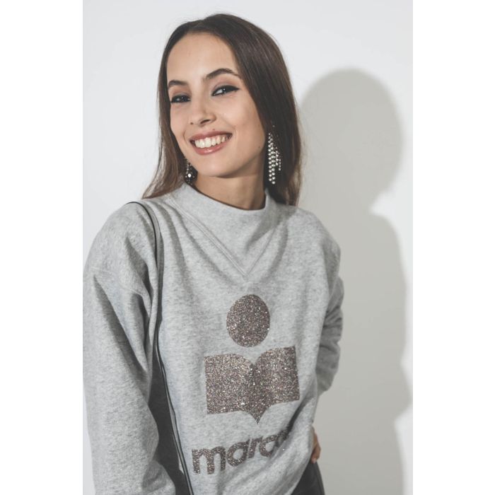 Sweat-shirt  col montant gris clair chiné logo à paillettes argentées Moby Isabel Marant Etoile. Porté de face.