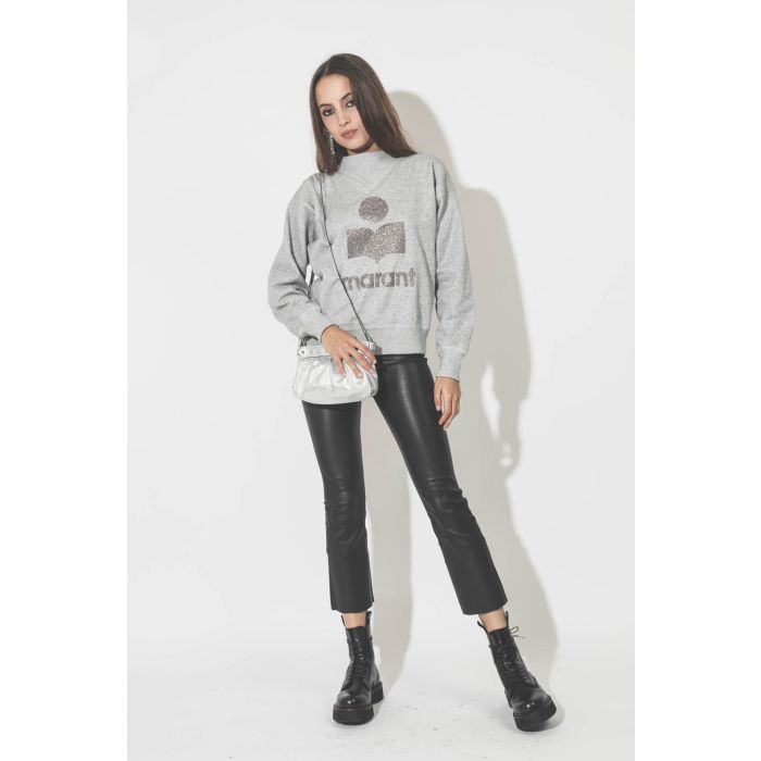 Sweat-shirt  col montant gris clair chiné logo à paillettes argentées Moby Isabel Marant Etoile. Porté avec un pantalon noir.
