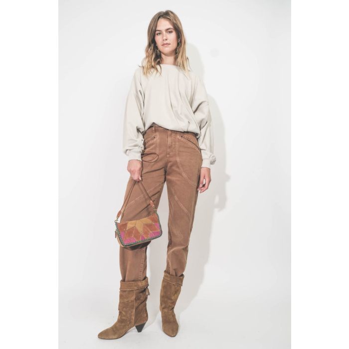 Sweatshirt Sauria Isabel Marant en coton drapé écru. Porté de face avec un jean ocre Isabel Marant Etoile.