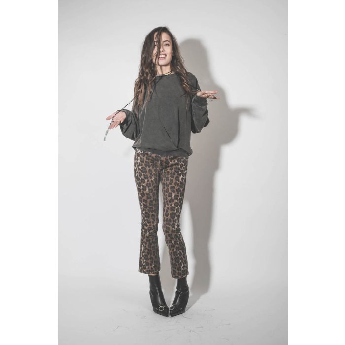 Sweatshirt croisé oversize manches chauve-souris noir délavé Sauria Marant Etoile. Porté avec un collier écharpe.