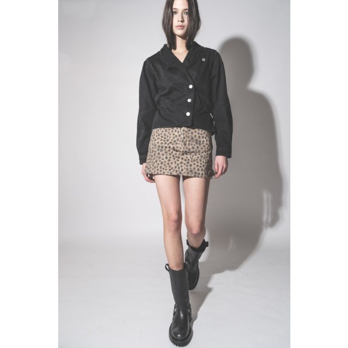 Veste Dolie Isabel Marant en denim noir, portée avec une mini-jupe en denim imprimé léopard Mikuta.