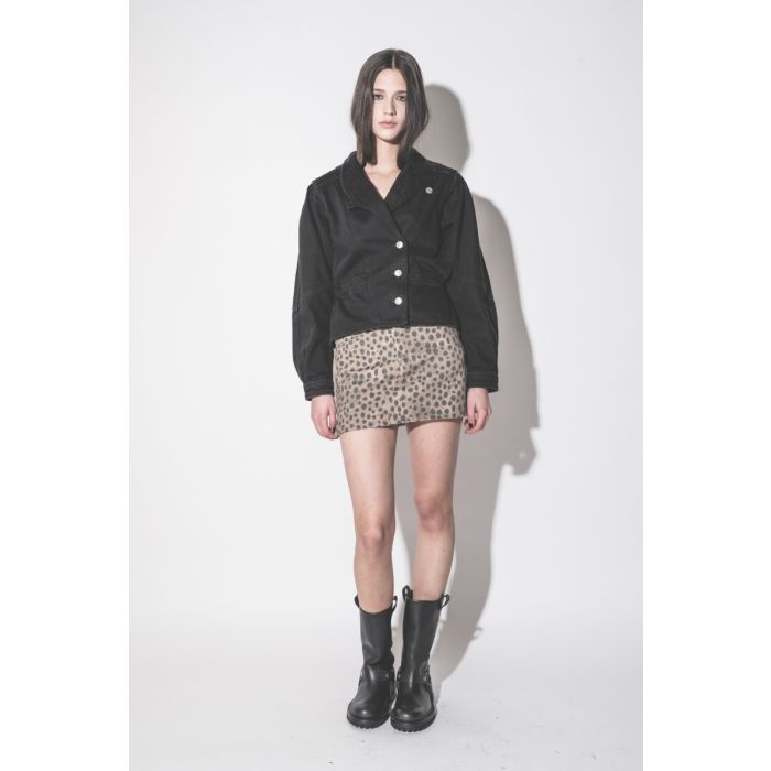 Veste Dolie Isabel Marant en denim noir, portée avec une mini-jupe et des bottes de biker.