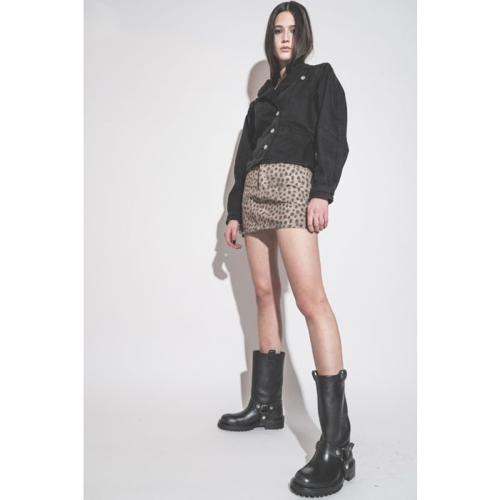 Veste Dolie Isabel Marant en denim noir, portée avec des bottes de biker Golden Goose.
