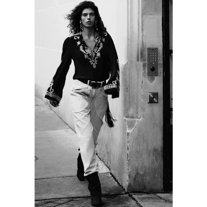 Jean Catarina Isabel Marant en denim écru. Forme large taille haute. Détail de coutures surpiqués. Porté avec une blouse bohème. 