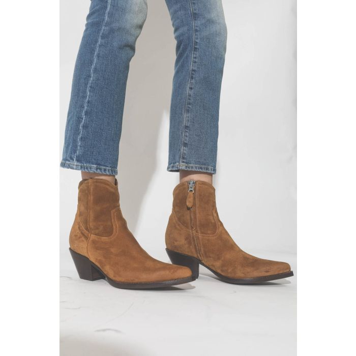 Jeans court évasé bleu ciel Kick Fit Jasper stretch R13 Denim. Détail bas de jambes.