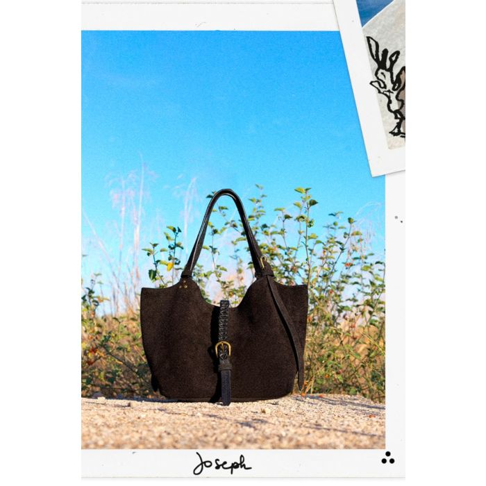 Sac cabas Joseph S Jérôme Dreyfuss en cuir suédé noir, photographié par Germain Chauveau à Ibiza.