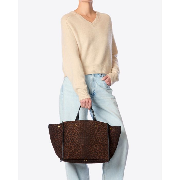 Sac cabas Léon M Jérôme Dreyfuss en cuir suédé imprimé Léopard naturel porté main.