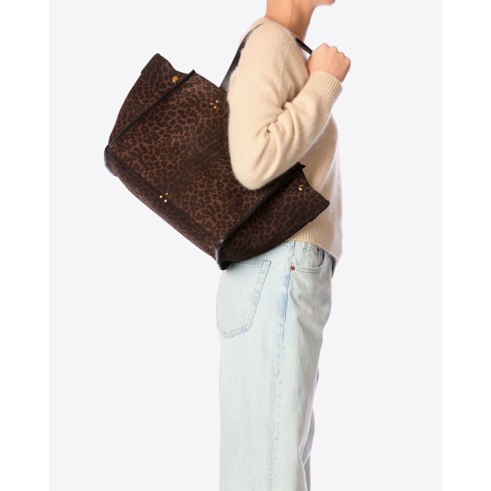 Sac cabas Léon M Jérôme Dreyfuss en cuir suédé imprimé Léopard naturel porté à l'épaule.