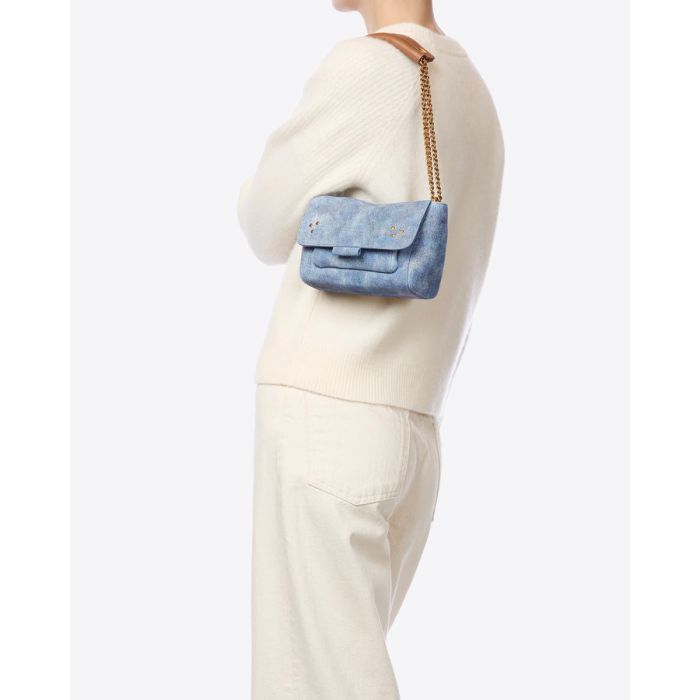 Sac Lulu S Jérôme Dreyfuss en cuir suédé jeans délavé, porté à l'épaule, bandoulière courte.