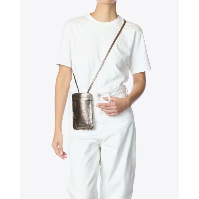 Porte Mobile Jérôme Dreyfuss en cuir lamé champagne. Vue porté en crossbody 