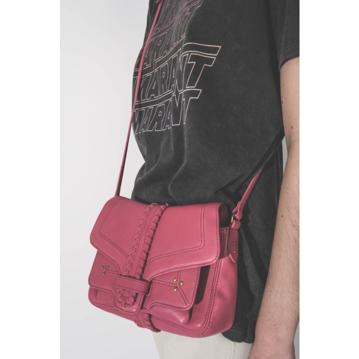 Sac Harry S Jérôme Dreyfuss en cuir d'agneau Jacinthe. Détail du rabat avec la patte tressée à la main. 