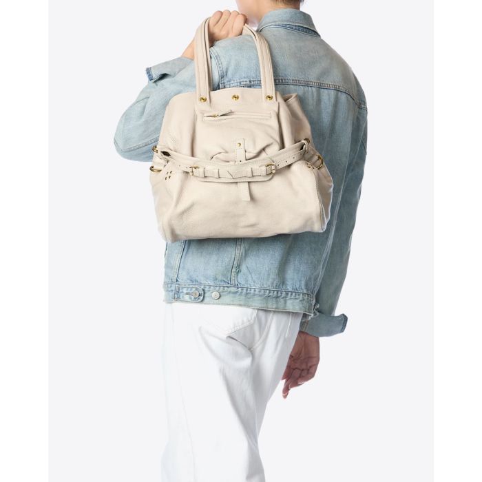 Sac Billy M Jérôme Dreyfuss en cuir grainé écru. Vue porté à l'épaule.