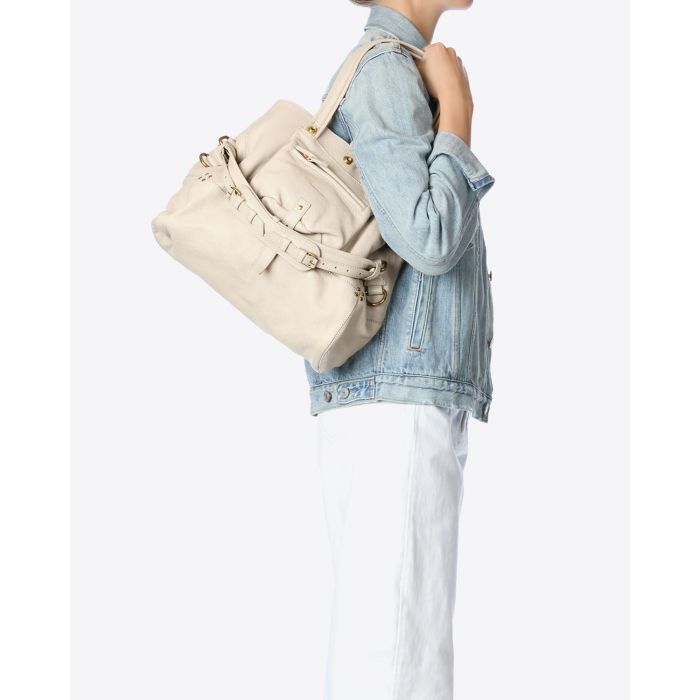 Sac Billy M Jérôme Dreyfuss en cuir grainé écru. Vue porté à l'épaule. 