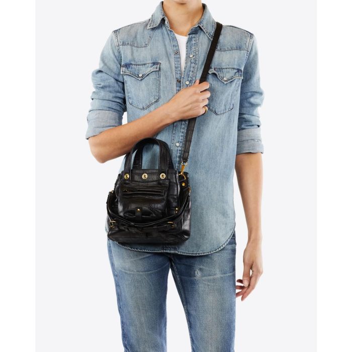 Petit sac Billy Nano Jérôme Dreyfuss en cuir croco noir. Vue porté de face en bandoulière 