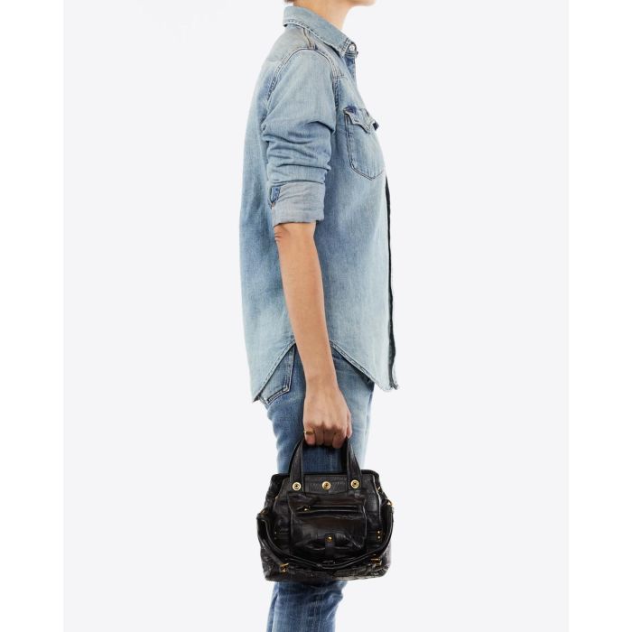 Petit sac Billy Nano Jérôme Dreyfuss en cuir croco noir. Vue porté à la main. 
